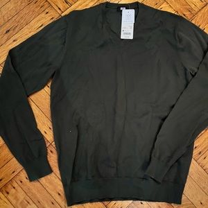 Uniqlo brand new green sweater